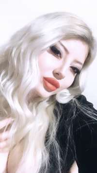 Mavi gözlü beyaz tenli Ela